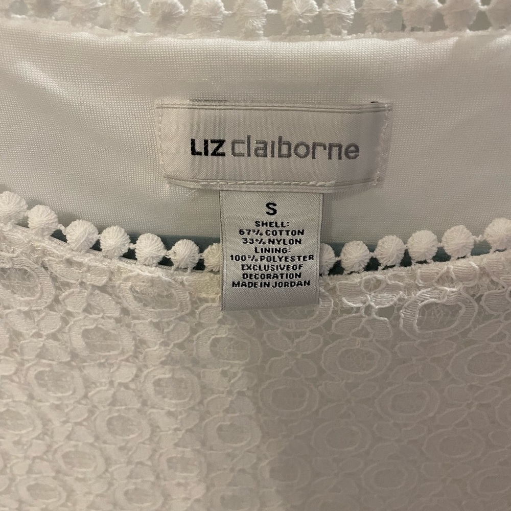 Beautiful white short sleeve top (lined). - Picture 2 of 6